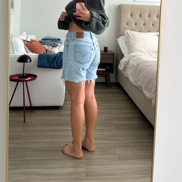 Levi’s 501 MID THIGH SHORT IN LUXOR CAPITAL - Picture 3 of 5